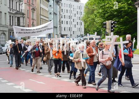 MUNICH, ALLEMAGNE - 10 MAI 2014 : démonstration Anti-Abortion avec les participants portant des croix chrétiennes et des bannières. Banque D'Images