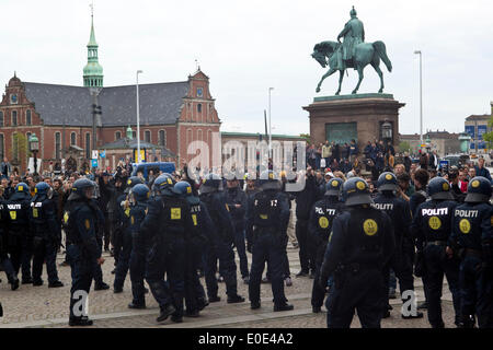 Copenhague, Danemark, le 10 mai, 2014. Parti néo-nazi danois (Danemark Nationale/, DNF) manifestation devant le Parlement sous le slogan : "Non à l'islamisation" a eu lieu sous forte protection policière et a finalement été interrompue par une contre-manifestation antifasciste. La police a finalement autorisé la place. Cela a eu lieu quelques heures avant la finale du Concours Eurovision de la chanson. Credit : OJPHOTOS/Alamy Live News Banque D'Images