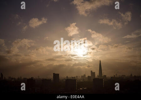 Londres, Royaume-Uni. 10 mai, 2014. Sombre spectaculaire coucher de soleil sur le Shard Building à Londres Crédit : Guy Josse/Alamy Live News Banque D'Images