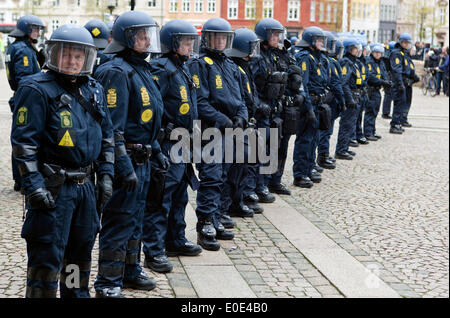 Copenhague, Danemark, le 10 mai, 2014. Parti néo-nazi danois (Danemark Nationale/, DNF) manifestation devant le Parlement sous le slogan : "Non à l'islamisation" a eu lieu sous forte protection policière et a finalement été interrompue par une contre-manifestation antifasciste. La police a finalement autorisé la place. Cela a eu lieu quelques heures avant la finale du Concours Eurovision de la chanson. Credit : OJPHOTOS/Alamy Live News Banque D'Images