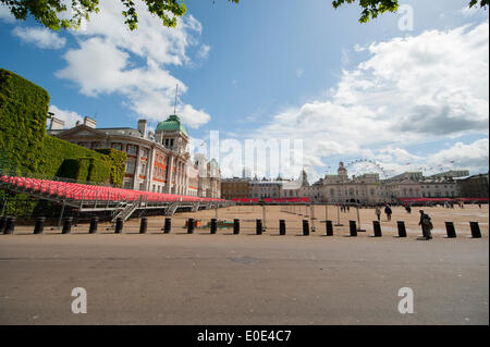 Londres, Royaume-Uni. 10 mai, 2014. 10.5.14 Horse Guards Parade Ground, Londres UK. Est en cours d'installation pour la parade la couleur cérémonie, défilé de l'anniversaire de la Reine : Crédit Malcolm Park editorial/Alamy Live News Banque D'Images