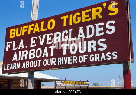 Un signe de la publicité routière Buffalo Tiger's Everglades Airboat Tours à partir d'un quai de départ sur la réserve indienne Miccosukee ouest de Miami. Banque D'Images