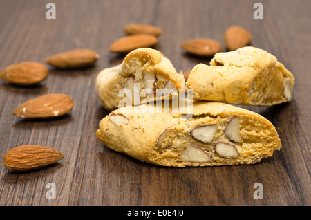Cantuccini amandes pâtisserie sur bois marron foncé Banque D'Images