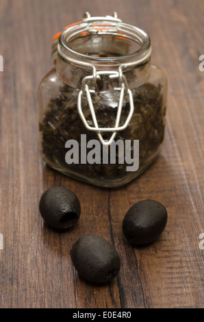 Tapenade d'olives noires et dans un pot en format vertical Banque D'Images