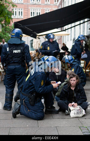 Copenhague, Danemark. 10 mai, 2014. À la suite de la manifestation et les affrontements à la parti néo-nazi danois (Danemark Front National, DNF) manifestation devant le Parlement européen, la police a arrêté 11. Ici, 3 jeunes est arrêté. La manifestation néonazie a eu lieu sous le slogan : "Non à l'islamisation" et a été rencontré par une contre-manifestation antifasciste. La police a finalement autorisé la place. Cela a eu lieu quelques heures avant la finale du Concours Eurovision de la chanson. Credit : OJPHOTOS/Alamy Live News Banque D'Images