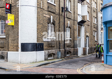 Agents immobiliers signes sur anciens entrepôts transformés en appartements à Newham's Row, Bermondesy SE1 Banque D'Images