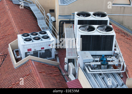 Des systèmes de climatisation sur le toit d'un bâtiment. Banque D'Images