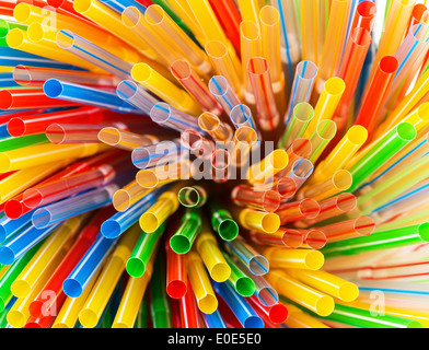 Des pailles en plastique de couleur, macro closeup Banque D'Images