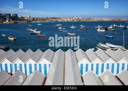 Station de stockage maisons et bateaux amarrés sur l'océan Atlantique dans la baie de Cascais, Portugal. Banque D'Images