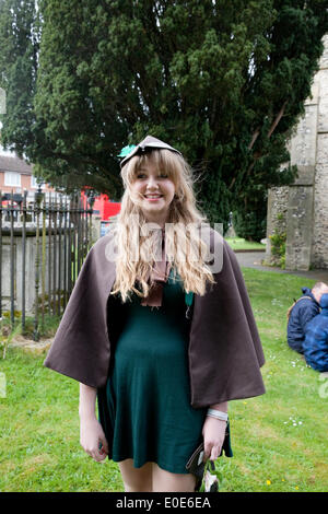 Hayes,UK,10 mai 2014, Robin Hood pose pour des photos dans la bibliothèque Hayes garden Crédit : Keith Larby/Alamy Live News Banque D'Images