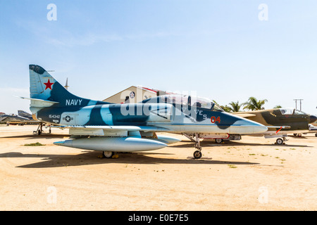 Un McDonnell Douglas TA-4J Skyhawk au Champ de Mars Le Musée de l'air à Riverside en Californie Banque D'Images