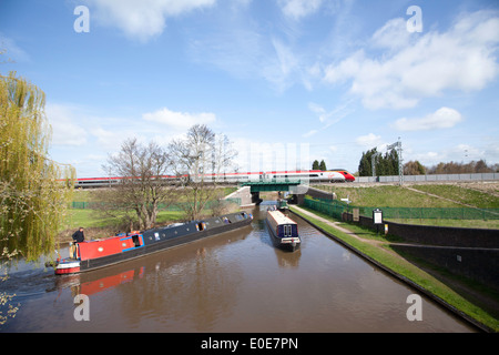 Virgin Trains Pendolino class 390 trains de voyageurs à grande vitesse dans le domaine de l'Tamworth-Lichfield la ligne principale de la côte ouest (WCML). Banque D'Images