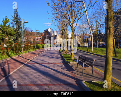 Allée menant au musée Guggenheim à Bilbao, Biscaye, Pays Basque, Espagne Banque D'Images