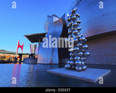 Sculpture 'Le Grand Arbre' par Anish Kapoor en face du musée Guggenheim de Bilbao, Pays Basque, Espagne Banque D'Images