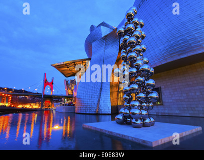 Sculpture 'Le Grand Arbre' par Anish Kapoor en face du musée Guggenheim de Bilbao, Pays Basque, Espagne Banque D'Images