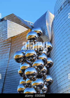 Sculpture 'Le Grand Arbre' par Anish Kapoor en face du musée Guggenheim de Bilbao, Pays Basque, Espagne Banque D'Images