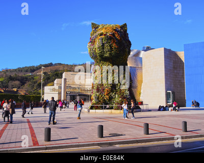 La gigantesque sculpture florale 'Chiot' - le chien est un travail de Jeff Koons placé en face du musée Guggenheim de Bilbao BISCAYE Banque D'Images