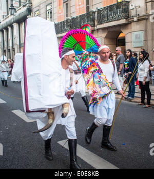 10 mai 2014, Lisbonne, Los Toros y los Guirrios de Velilla de la Reina parade au centre-ville de Lisbonne au cours de la Fête des masques ibérique Banque D'Images