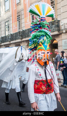 10 mai 2014, Lisbonne, Los Toros y los Guirrios de Velilla de la Reina parade au centre-ville de Lisbonne au cours de la Fête des masques ibérique Banque D'Images