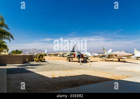 À gauche à l'extérieur du bâtiment principal au Champ de Mars Le Musée de l'air à Riverside en Californie avec un grand nombre d'avion Banque D'Images