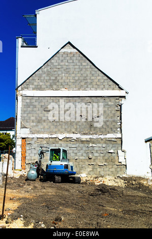 Une maison d'habitation a été arrachée. Sur un chantier de l'excavateur, Ein Wohnhaus wurde abgerissen. Bagger auf einer Baustelle Banque D'Images