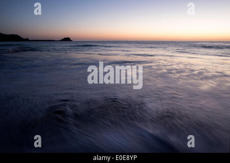 La Basse Californie, au Mexique. 10 mai, 2014. Le lever du soleil paysage est vu dans la région de Cabo Pulmo, à Los Cabos, en Basse-Californie, au nord-ouest du Mexique, le 10 mai 2014. , Cabo Pulmo institué comme parc national depuis 2000, est l'un des plus importants récifs du Pacifique mexicain, et détient une grande diversité biologique, avec plus de 236 espèces, dont des espèces en voie de disparition. © Guillermo Arias/Xinhua/Alamy Live News Banque D'Images