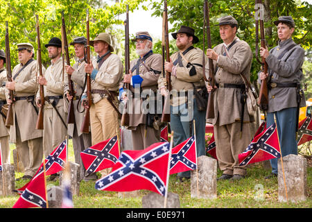 La guerre civile de reconstitution historique stand en silence pendant Confederate Memorial Day events au Magnolia Cemetery 10 avril 2014 à Charleston, SC. Confederate Memorial Day rend hommage à l'environ 258 000 soldats confédérés qui est mort dans la guerre civile américaine. Banque D'Images