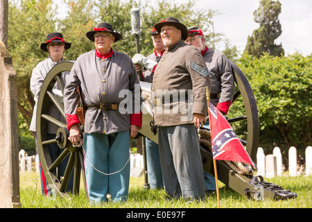 La guerre civile de reconstitution historique s'en tenir à un canon au cours de Confederate Memorial Day events au Magnolia Cemetery 10 avril 2014 à Charleston, SC. Confederate Memorial Day rend hommage à l'environ 258 000 soldats confédérés qui est mort dans la guerre civile américaine. Banque D'Images