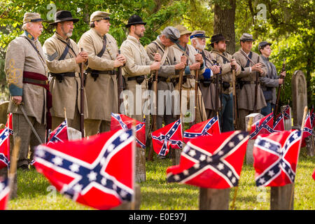 La guerre civile de reconstitution historique lors de Confederate Memorial Day events au Magnolia Cemetery 10 avril 2014 à Charleston, SC. Confederate Memorial Day rend hommage à l'environ 258 000 soldats confédérés qui est mort dans la guerre civile américaine. Banque D'Images