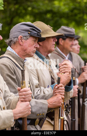 La guerre civile de reconstitution historique au stand pendant la journée Confederate Memorial au Magnolia Cemetery 10 Avril, 2014 à Charleston, SC. Confederate Memorial Day rend hommage à l'environ 258 000 soldats confédérés qui est mort dans la guerre civile américaine. Banque D'Images