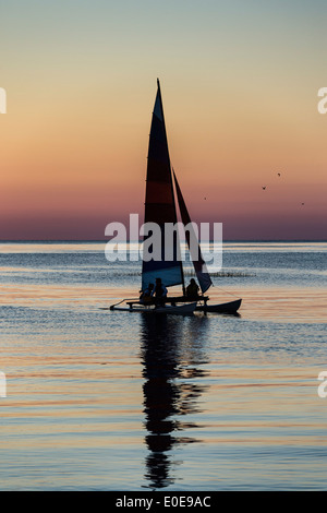 Bateau à voile coucher du soleil sur la baie de Cape Cod, Massachusetts, USA Banque D'Images