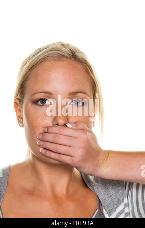 Une jeune femme reste fermée bouche à elle-même avec la main. Photo symbolique sont calmes, rien dire et le refus de l'statemen Banque D'Images