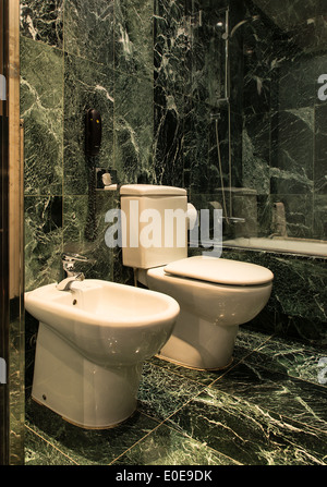 Hôtel moderne salle de bains privative. Banque D'Images