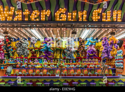 Animaux en peluche des prix lors d'un carnaval de l'eau stand jeu des armes à feu. Banque D'Images