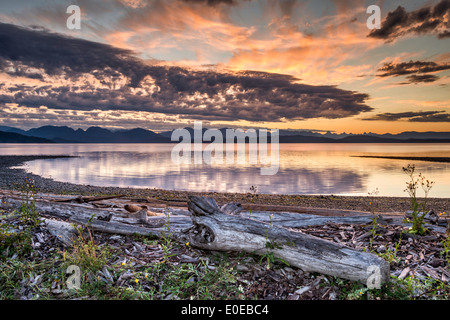 Lever de soleil sur les îles, découverte des montagnes côtières dans le district, le parc provincial marin Rebecca Spit, Quadra Island (Colombie-Britannique) Banque D'Images