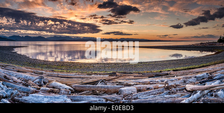 Lever de soleil sur les îles, découverte des montagnes côtières dans le district, le parc provincial marin Rebecca Spit, Quadra Island (Colombie-Britannique) Banque D'Images