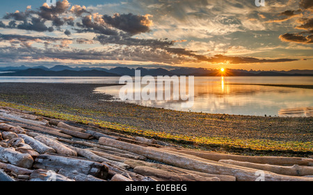 Lever de soleil sur les îles, découverte des montagnes côtières dans le district, le parc provincial marin Rebecca Spit, Quadra Island (Colombie-Britannique) Banque D'Images