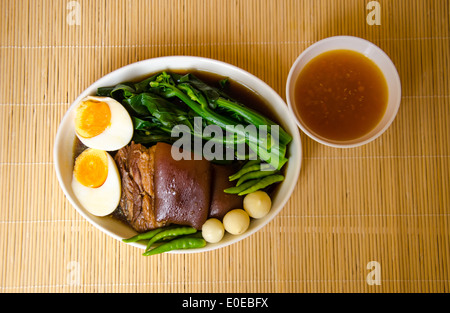 Une délicieuse cuisine thaïlandaise appeler kha de MOO compotée de cuisse de porc et de légumes avec des oeufs Banque D'Images