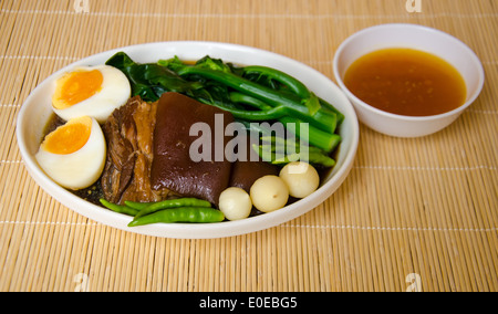 Une délicieuse cuisine thaïlandaise appeler kha de MOO compotée de cuisse de porc et de légumes avec des oeufs Banque D'Images