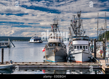 Bateaux de pêche au port de plaisance, ferry à dist, aller à Campbell River à partir de Quathiaski Cove sur l'île Quadra, en Colombie-Britannique, Canada Banque D'Images