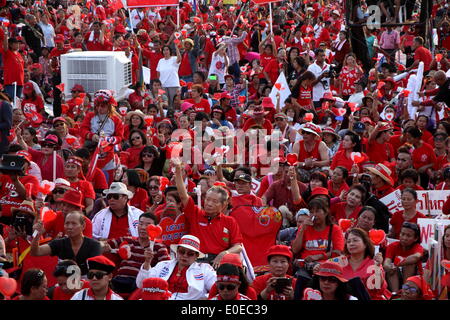 Bangkok, Thaïlande. 10 mai 2014. Chemises Rouges pro-gouvernement cheers au cours d'un vaste rassemblement à la périphérie de Bangkok. Les partisans du gouvernement sont massés à la périphérie de la capitale thaïlandaise dans une démonstration de force contre ceux qui cherchent à renverser des ex premier ministre Yingluck Shinawatra. Banque D'Images