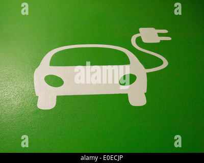 Logo de point de recharge de voiture électrique sur une place de parking Banque D'Images