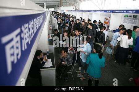 Nanjing, Jiangsu Province de la Chine. Le 11 mai, 2014. File d'attente pour rencontrer le recrutement de diplômés entreprises pendant un salon de l'emploi, à Nanjing, capitale de la province de Jiangsu, Chine orientale, le 11 mai 2014. Plus de 1 000 entreprises ont participé à la foire de l'emploi ici dimanche, avec plus de 30 000 postes. Credit : Wang Xin/Xinhua/Alamy Live News Banque D'Images