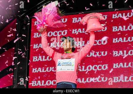 Belfast, Irlande du Nord. 10 mai 2014 - Michael Matthews de l'Australie prend la Maglia Rosa Rose de l'ensemble du leader de la course dans le Tour d'Italie, portés lors de la scène par son coéquipier Svein Tuft. Banque D'Images