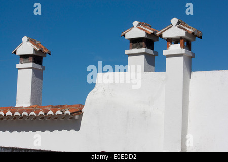 Cheminées traditionnelles sur les maisons peintes en blanc avec des tuiles en terre cuite Alentejo Portugal Marvao Banque D'Images