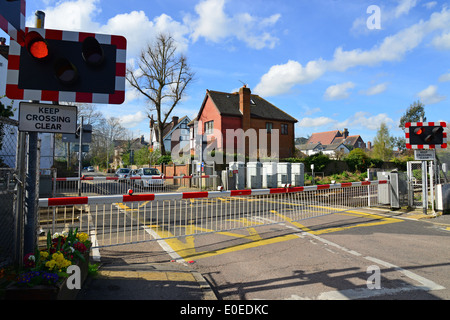 Les lumières clignotantes sur barrière de passage à niveau, Queen's Road, Datchet, Berkshire, Angleterre, Royaume-Uni Banque D'Images