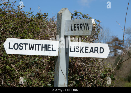 Un panneau en bois près de Lerryn à Cornwall Banque D'Images