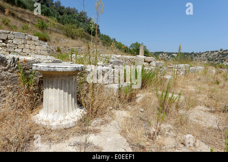 Socle colonne parmi les ruines à Katsivelos site archéologique Eleutherna Antique Crète Grèce Ce site situé sur la Banque D'Images