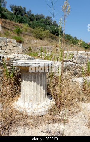 Socle colonne parmi les ruines à Katsivelos site archéologique Eleutherna Antique Crète Grèce Ce site situé sur la Banque D'Images