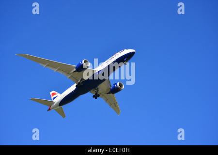 British Airways Boeing 787 (Dreamliner) à l'atterrissage à Heathrow, Slough, Berkshire, Angleterre, Royaume-Uni Banque D'Images
